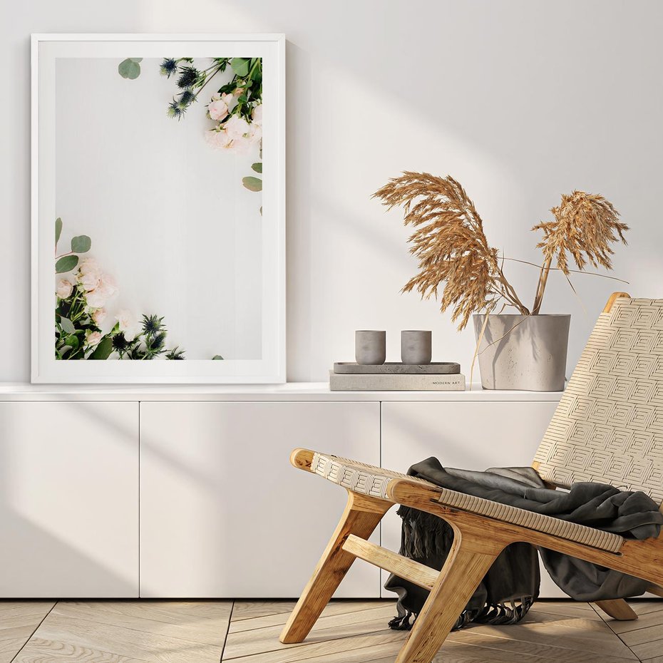 Plakat bez ramy 21x30 - Kompozycja z Białych Róż i Eukaliptusa - kompozycja z białych kwiatów na białym tle, róże