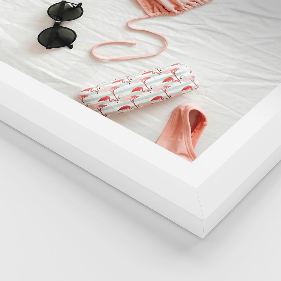 Plakat w ramie 50x70 - Letnia Elegancja na Plaży - kompozycja, elementy stroju na plażę - rama biała