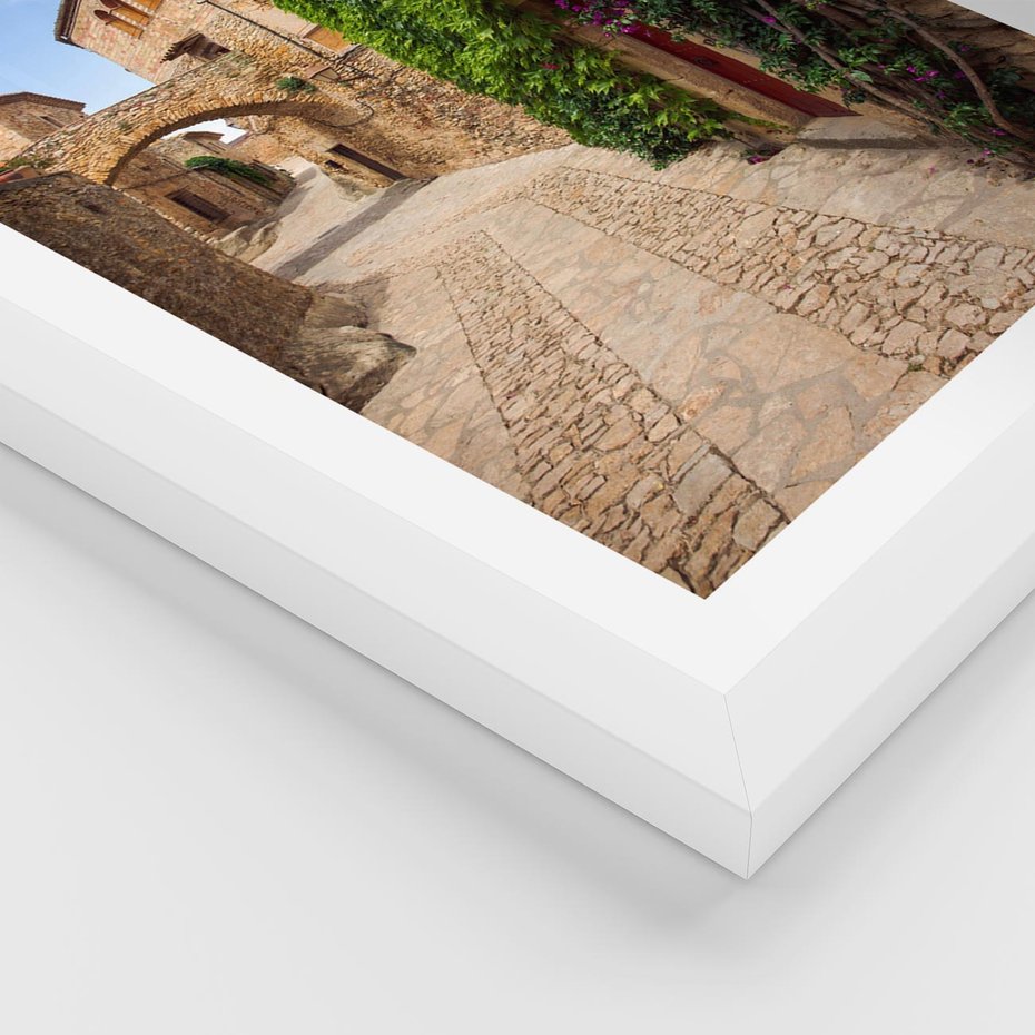 Plakat w ramie 50x70 - Uliczka pełna perspektywy i tajemnicy - uliczka, perspektywa - rama biała