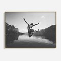 Obraz w ramie 120x80 - Beztroska Chwila - czarno biała fotografia, mężczyzna wesoło wskakuje do keziora w górach - rama drewno