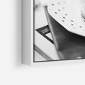 Obraz w ramie 50x50 - Makaroniki w Szarości - czarno biała fotografia, plakat - rama biała