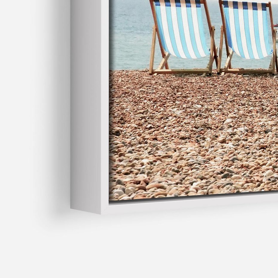 Obraz w ramie 120x80 - Letnia retro bajka - fotografia, pasiaste leżaki - rama biała