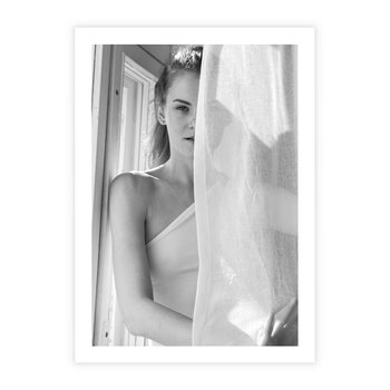 Plakat bez ramy 40x50 - Za Firanką - czarno białe zdjecie, piękny portret eterycznej kobiety