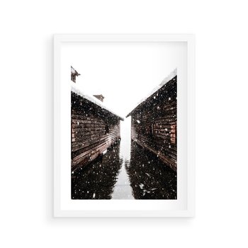 Plakat w ramie 30x40 - Spadający Śnieg - domek górski, w zimie - rama biała