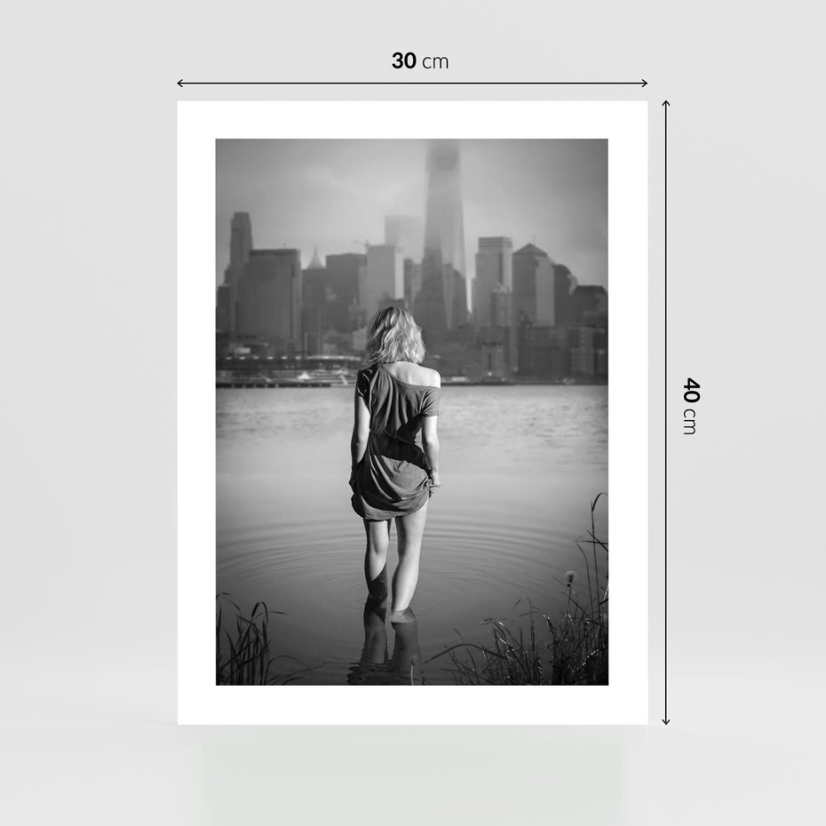 Plakat bez ramy 30x40 - Kapiel w Mieście - czarno białe zdjęcie, kobieta wchodzi do wody