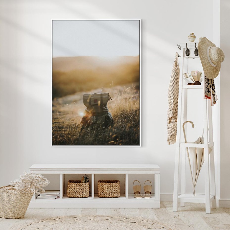 Obraz w ramie 70x100 - Podróżniczy bukiet na łące - plecak, podróż - rama biała