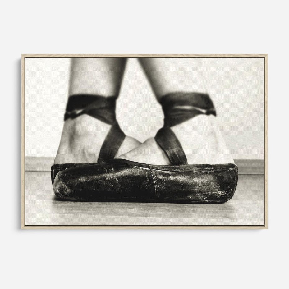 Obraz w ramie 100x70 - W Monochromatycznych Nutach - fotografia, czarno biała - rama drewno