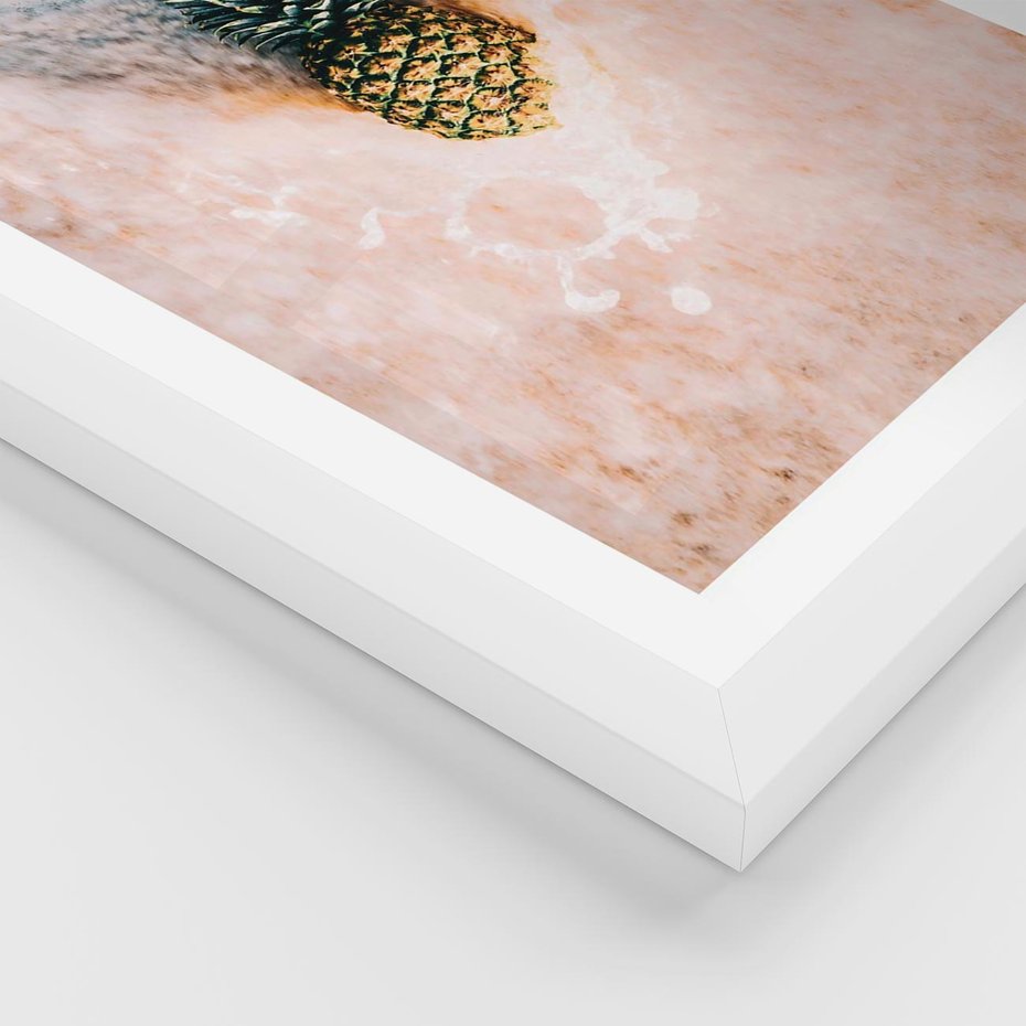 Plakat w ramie 30x40 - Egzotyczna Plaża - ananas, na plaży - rama biała