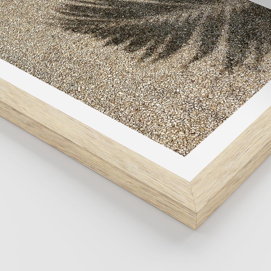 Plakat w ramie 50x70 - Plażowa Idylla - palma, cień na piasku - rama drewno