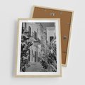 Plakat w ramie 50x70 - Nadmorska Uliczka - czarno białe zdjecie, uliczka w nadmorskim mieście - rama drewno