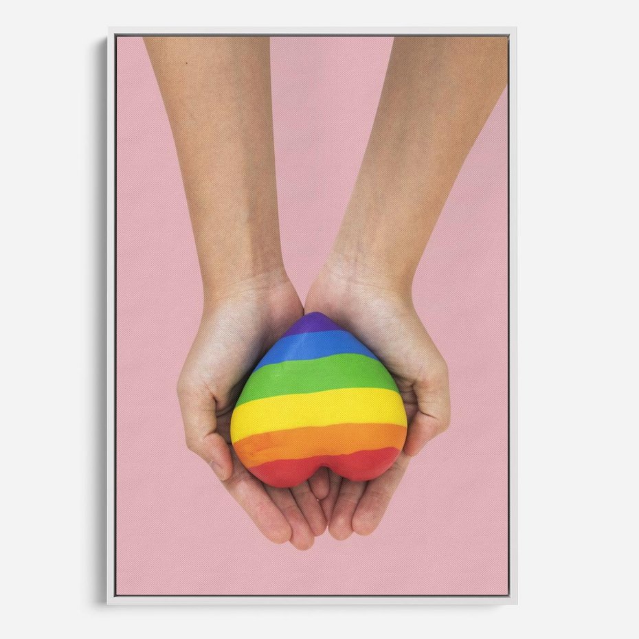 Obraz w ramie 80x120 - Miłość na Dłoniach - zdjęcie, dłonie trzymają ulepione tęczowe serce - rama biała