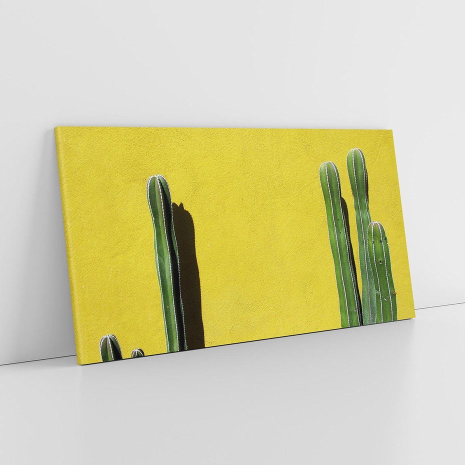 Obraz na płótnie 120x60 - Refleksje w roślinnym odbiciu - zielone kaktusy na tle żółtej ściany, soczyste kolory