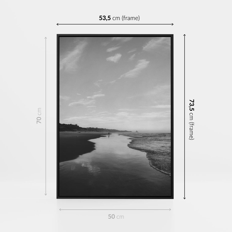 Obraz w ramie 50x70 - Nadmorska Melodia - czarno białe zdjęcie, plaża - rama czarna
