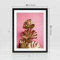 Plakat w ramie 40x50 - Złote Liście Monstery: Delikatność na Różowym Tle - złote liście monstery, różowe tło - rama czarna