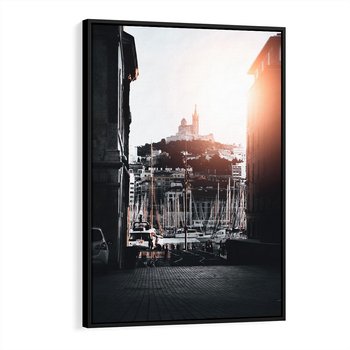 Obraz w ramie 70x100 - Światło Portowe - czarno białe zdjecie, uliczka w nadmorskim mieście - rama czarna