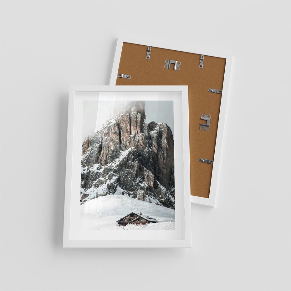 Plakat w ramie 30x40 - Górski Raj z Chatką - górskie szczyty, ośnieżone góry - rama biała