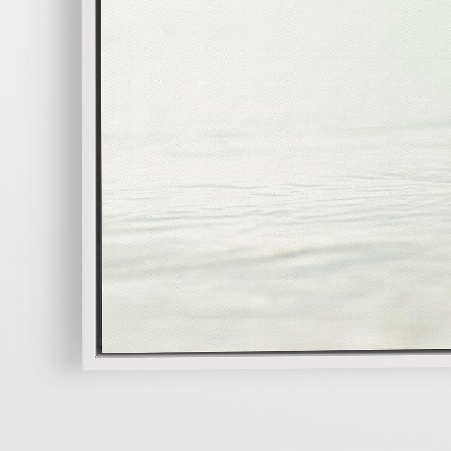 Obraz w ramie 70x50 - Spokój Plaży - fotografia, biała muszla na plaży - rama biała