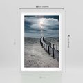 Plakat w ramie 50x70 - Burzowy pomost na plaży - plaża, pomost - rama biała