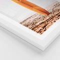 Plakat w ramie 30x40 - Deska w Piasku: Gotowa na Fale - plaża, pomarańczowa deska surfingowa wbita w piasek - rama biała