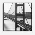 Obraz w ramie 50x50 - Ikona Miasta - most Nowy Jork, czarno biała fotografia - rama czarna