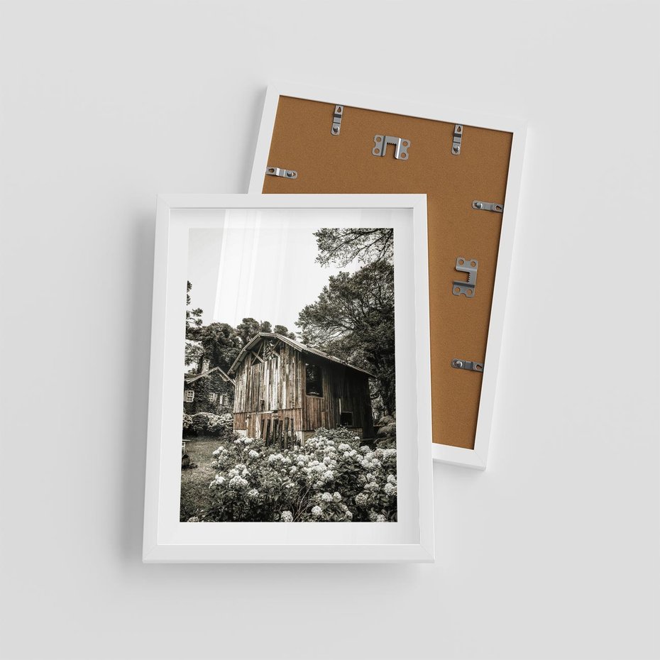 Plakat w ramie 30x40 - Oaza Uroku: Drewniana Chatka i Ogród - domek, ogród - rama biała