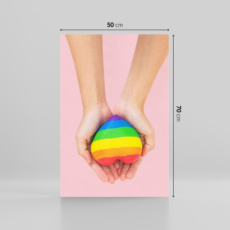 Obraz na płótnie 50x70 - Miłość na Dłoniach - zdjęcie, dłonie trzymają ulepione tęczowe serce