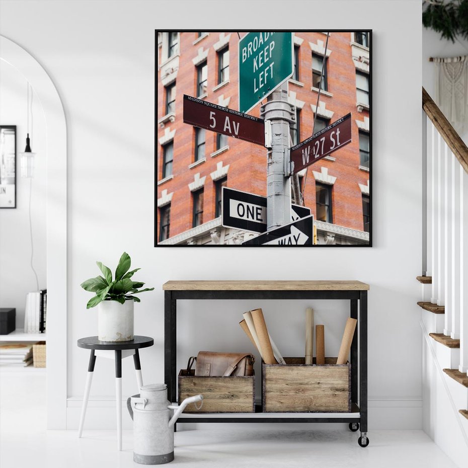 Obraz w ramie 50x50 - Namiastka wielkiego miasta - Nowy Jork, drogowskaz - rama czarna