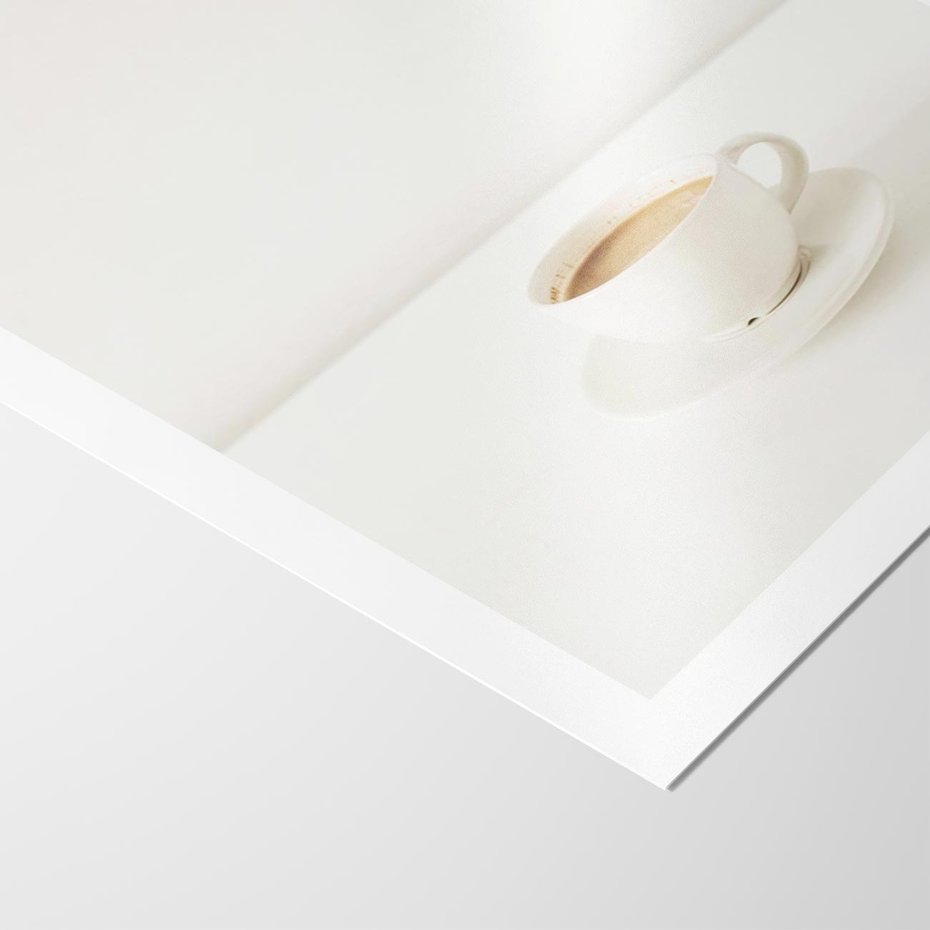 Plakat bez ramy 40x50 - Kawa w Prostocie - kawa w filizance, białe tłó