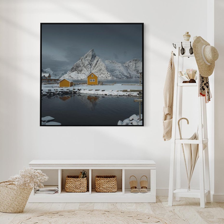 Obraz w ramie 50x50 - Minimalizm i Urok Natury - skandynawskie, domki - rama czarna