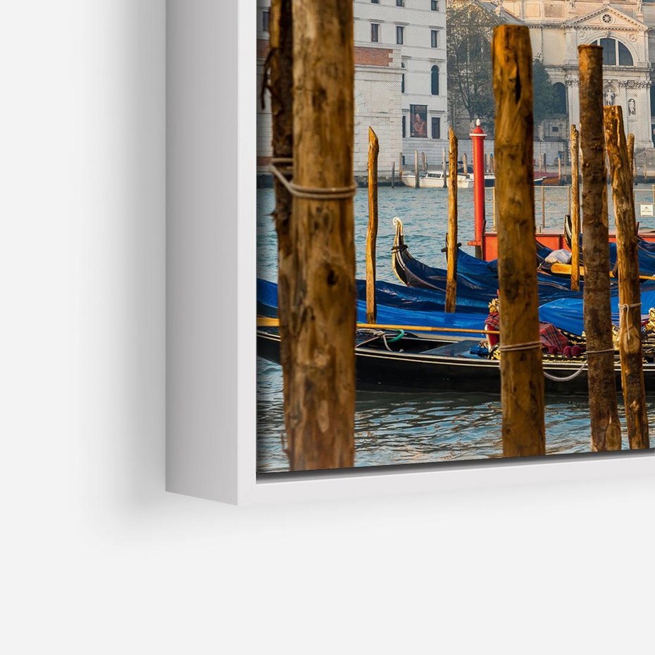 Obraz w ramie 80x80 - Urok Wenecji - fotografia, przystań w Wenecji - rama biała