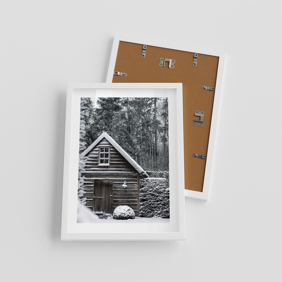 Plakat w ramie 30x40 - Zaklęta Zima - domek w lesie, śnieg - rama biała