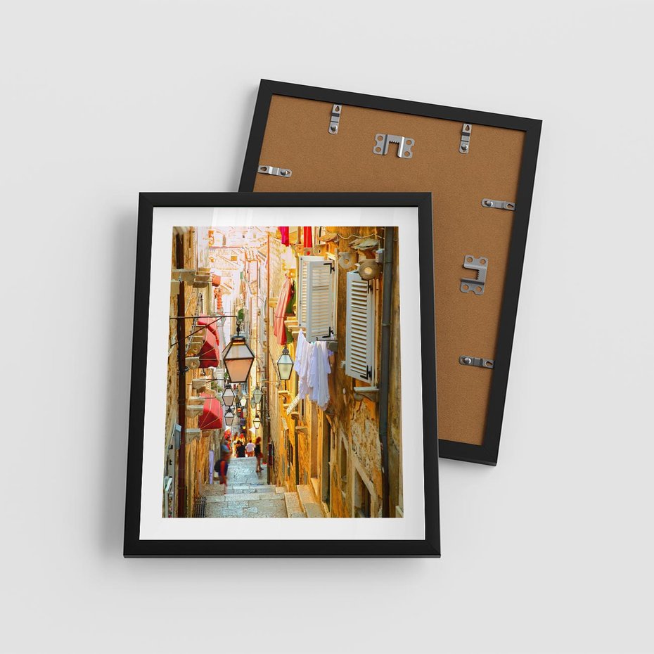 Plakat w ramie 40x50 - Odkryj tajemnice miasta - uliczka, perspektywa - rama czarna
