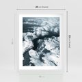 Plakat w ramie 40x50 - Ośnieżone Szczyty z Wysoka - ośnieżone szczyt górskie, zdjęcie z lotu ptaka - rama biała