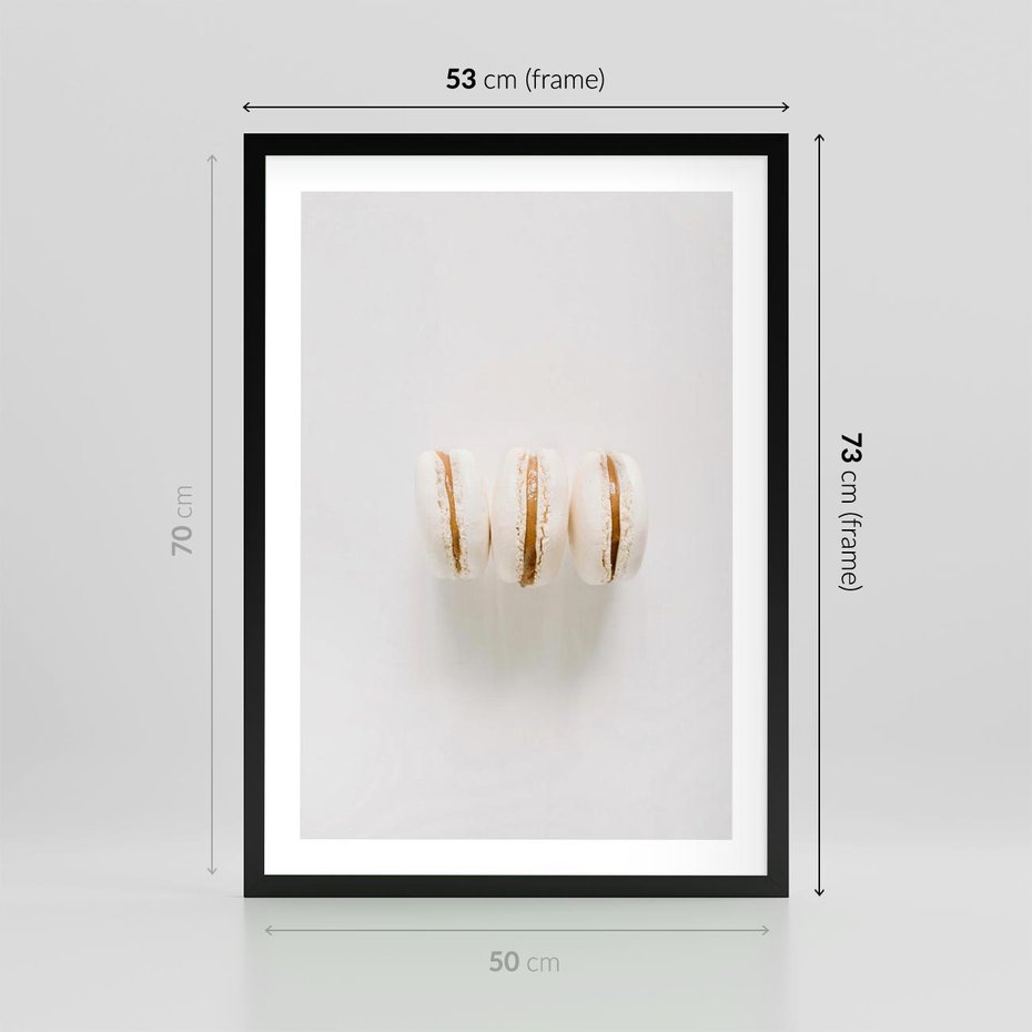Plakat w ramie 50x70 - Delikatność w Bieli - białe ciateczka. makaroniki, minimalistyczne zdjęcie - rama czarna
