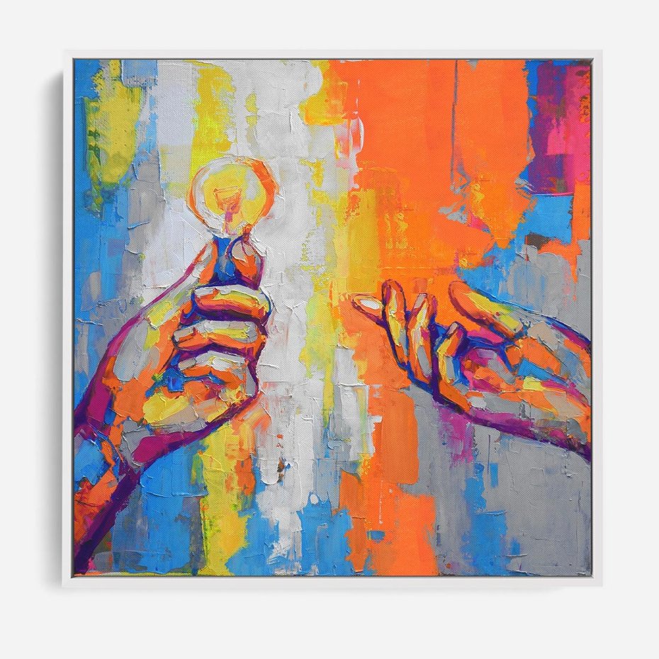 Obraz w ramie 80x80 - Refrakcje wewnętrznego światła - abstrakcyjne dzieło, dłoń trzyma żarówkę - rama biała