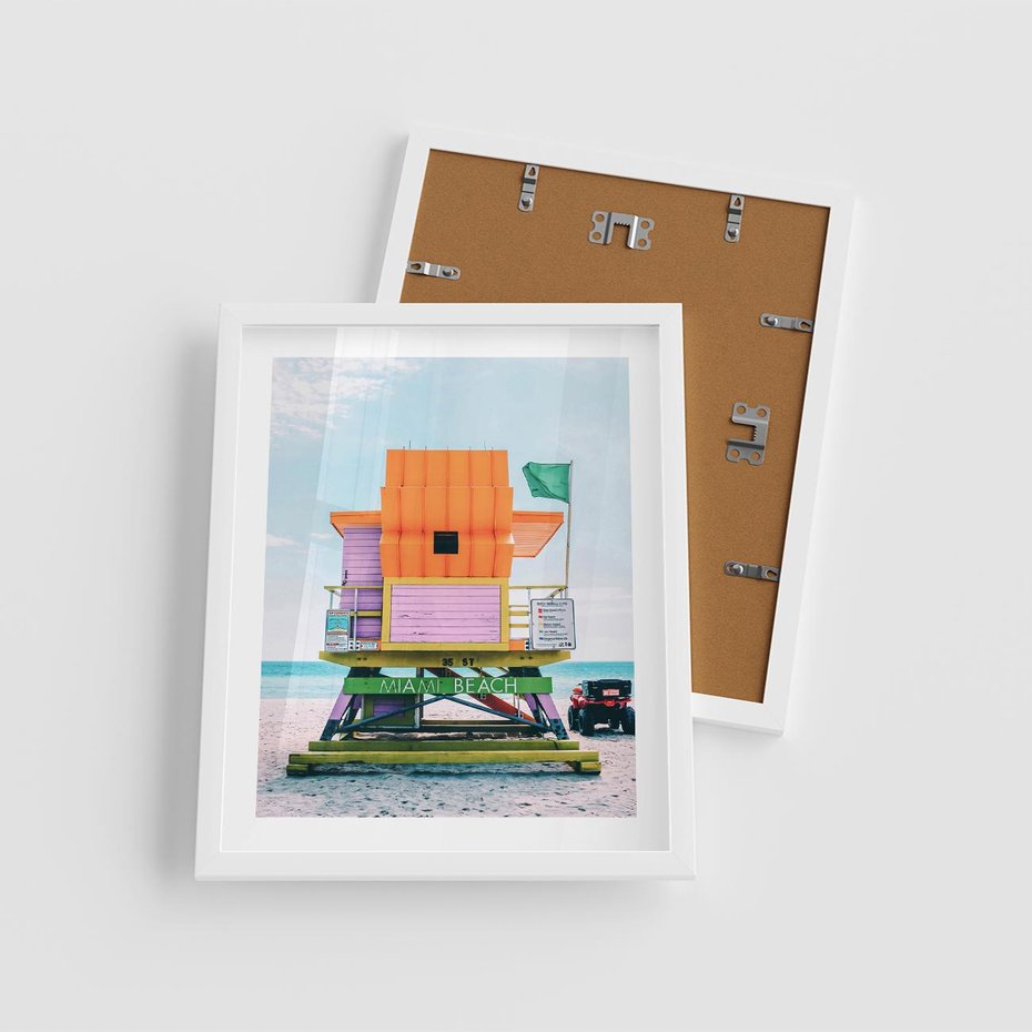 Plakat w ramie 40x50 - Plaża Miami w Słoneczny Dzień - domek ratownika, kolorowy - rama biała