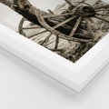 Plakat w ramie 30x40 - Rustykalna Tradycja - koło starego wozu, rustykalny styl - rama biała
