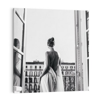 Obraz na płótnie 60x60 - Poranki w Paryżu - czarno białe zdjęcie, kobieta w prześcieradle na balkonie