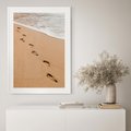 Plakat bez ramy 50x70 - Ślady Stóp na Plaży: Spacer nad Morzem - plaża, ślady stóp na piasku