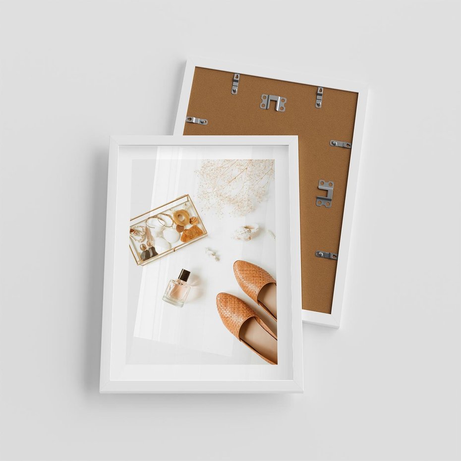 Plakat w ramie 30x40 - Elegancja w Szafie - modowa fotografia, buty - rama biała