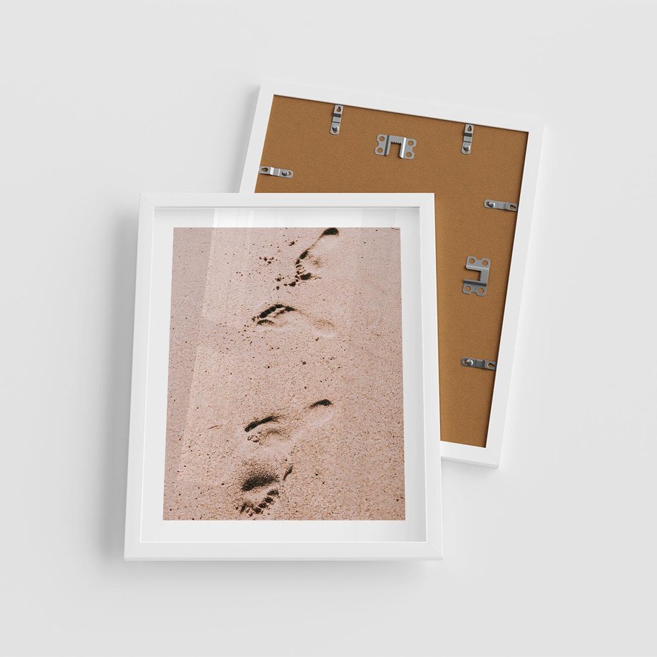 Plakat w ramie 40x50 - Ślady na Piasku - piasek, plaża - rama biała