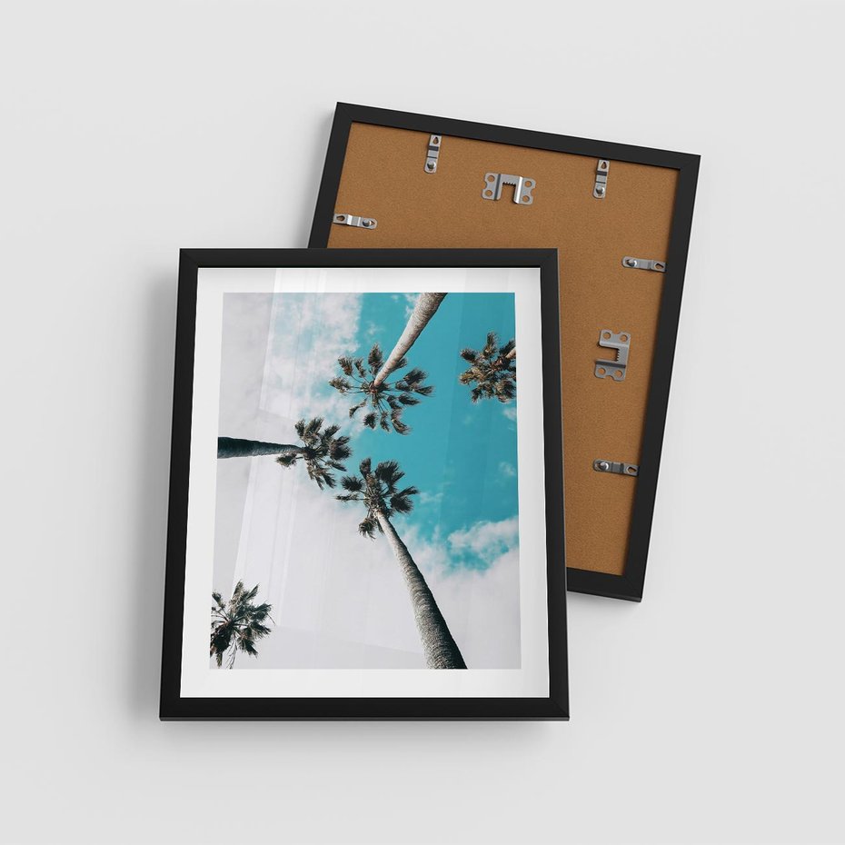 Plakat w ramie 40x50 - Palmy w Gorącym Niebie - palmy, ujęcie z dołu - rama czarna