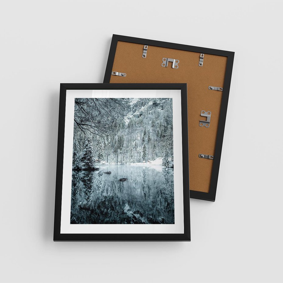 Plakat w ramie 40x50 - Zimowy Raj - zimowy górski krajobraz, jezioro w górach - rama czarna