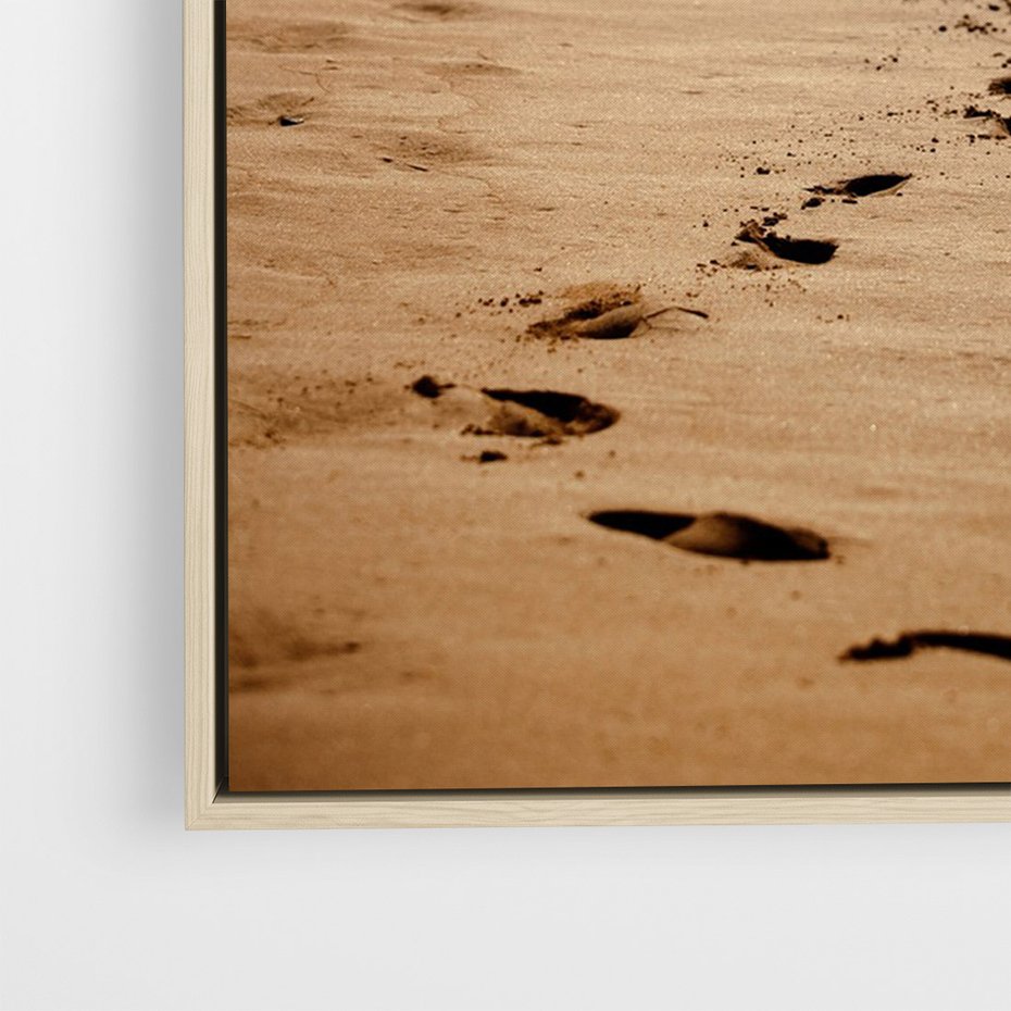 Obraz w ramie 50x70 - Ślady stóp na plaży - plaża, ślady - rama drewno