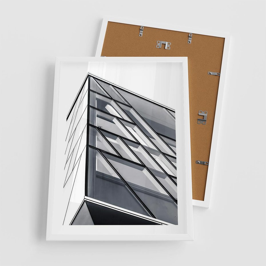 Plakat w ramie 50x70 - Architektura Przyszłości: Czarno-Białe Ujęcie - nowoczesna architektura, czarno białe zdjęcie - rama biała
