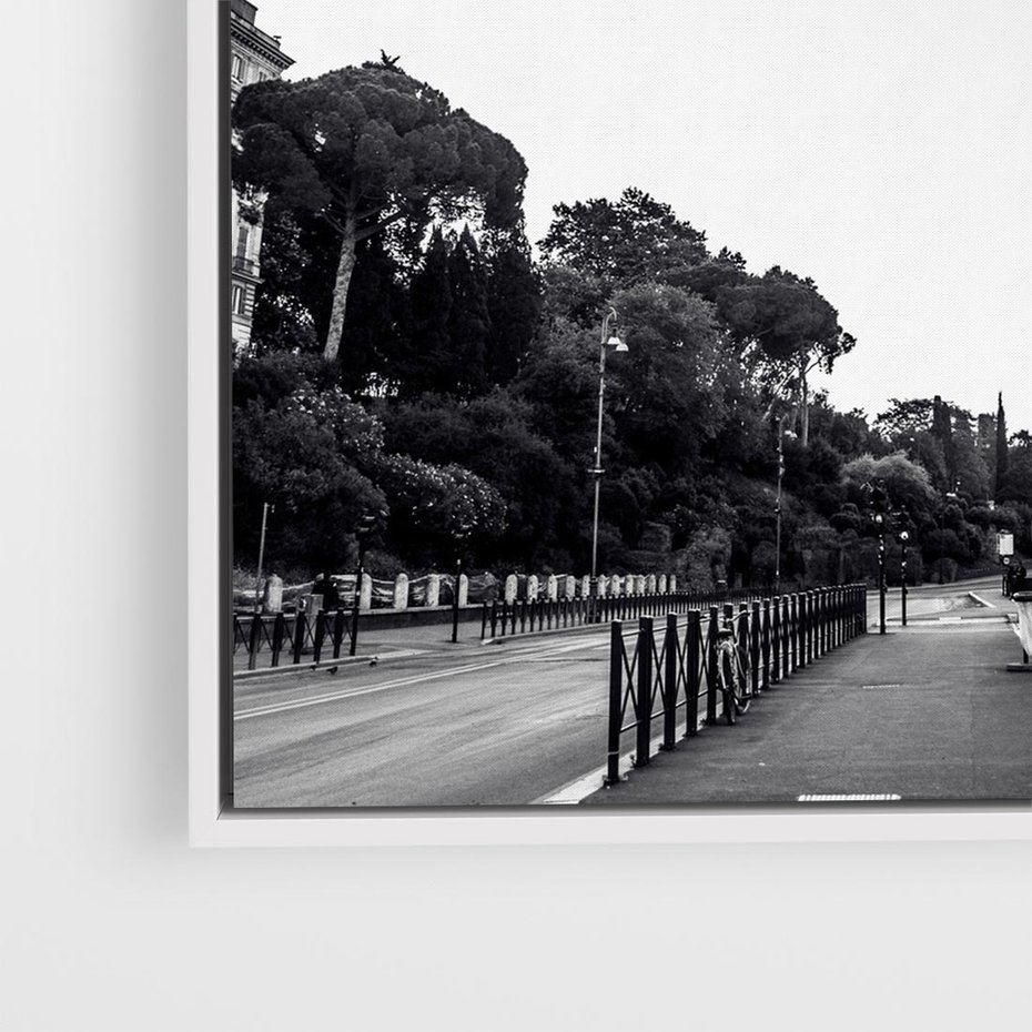 Obraz w ramie 80x80 - Echa Historii - czarno biała fotografia, koloseum - rama biała