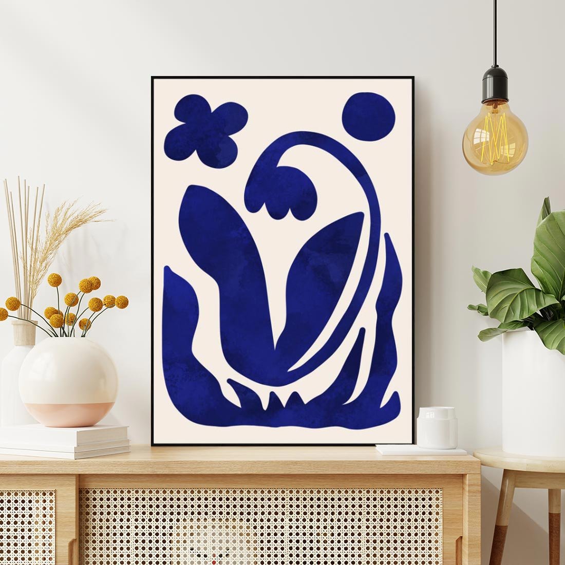 Obraz w ramie 70x100 - Bezgraniczne Echa Serca - abstrakcyjny obraz plakat, dziwne niebieskie kształty przypominają kwiat - rama czarna