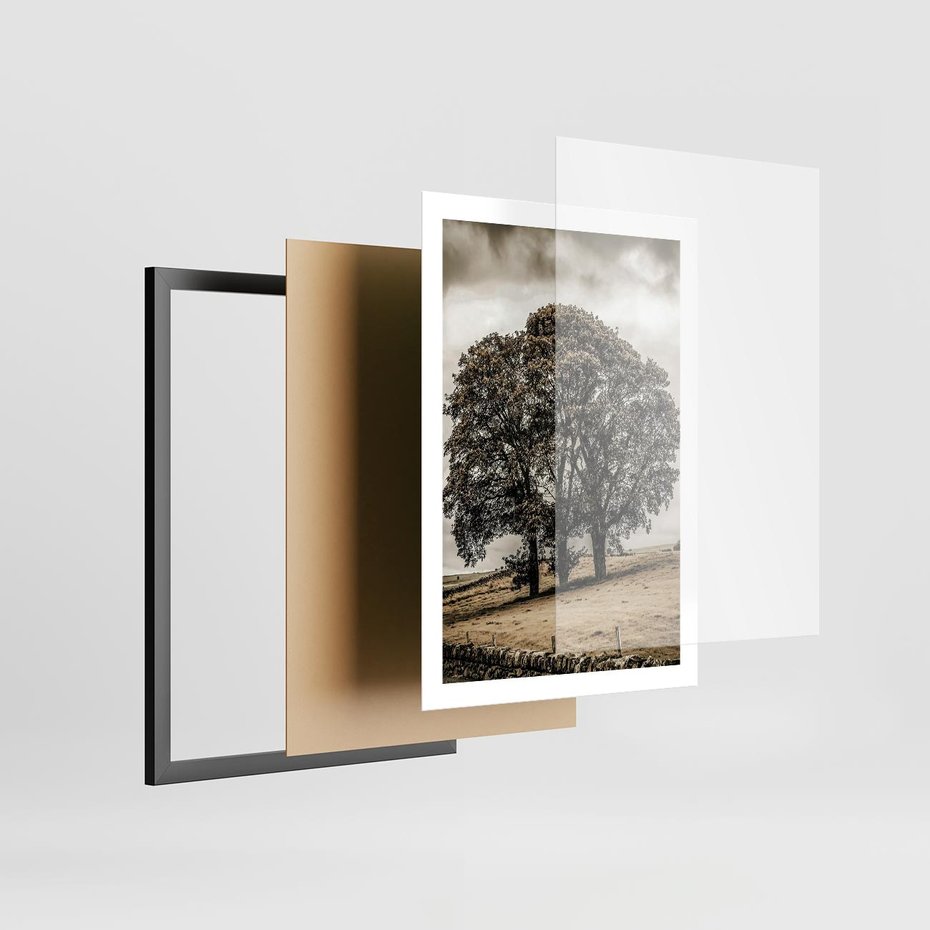 Plakat w ramie 50x70 - Spokojna Osamotniona Chwila - beżowe kolory, samotne drzewo na polu - rama czarna