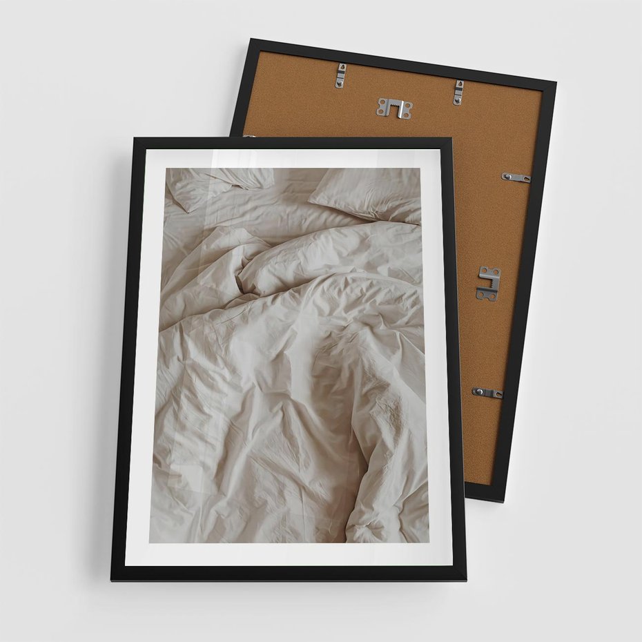 Plakat w ramie 50x70 - Spokojna Noc - biała pościel, zdjęcie do sypialni - rama czarna