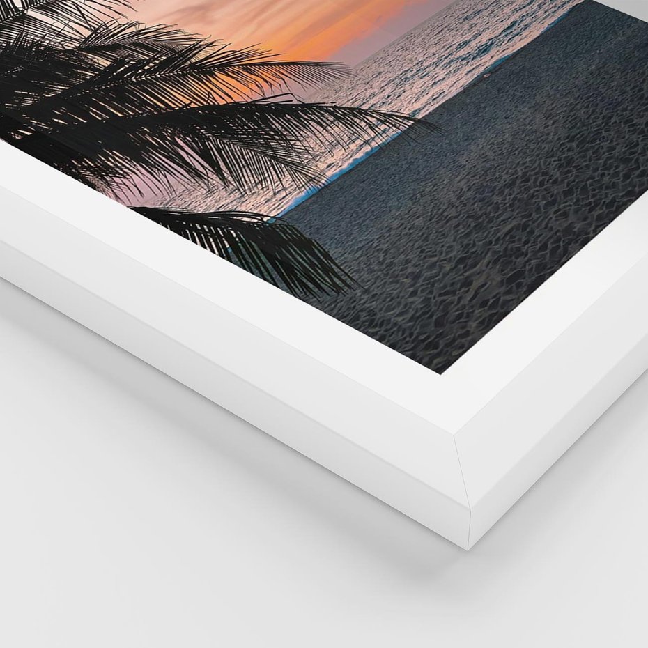 Plakat w ramie 50x70 - Tropikalny Zachód Słońca: Piękno Palmy - palma, nad morzem - rama biała